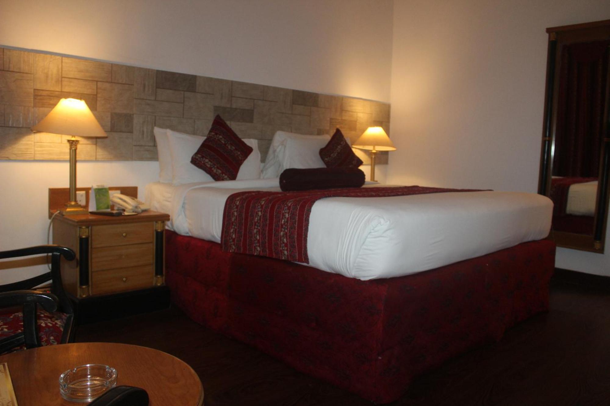 Mehran Hotel Karachi Bagian luar foto
